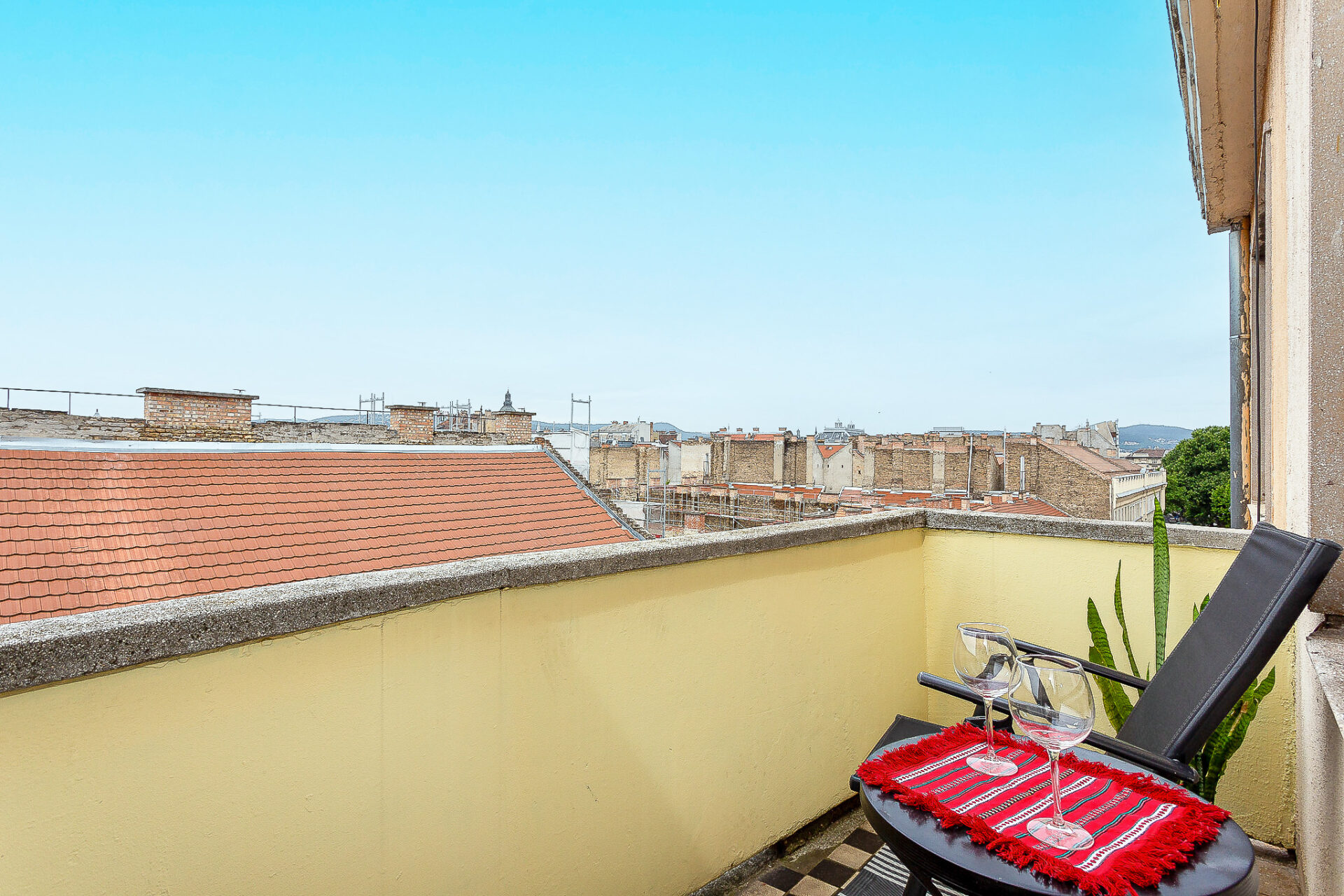 NAGY ERKÉLYES, PANORÁMÁS, VILÁGOS, KLÍMÁS LAKÁS ELADÓ A DOB UTCÁBAN, KÖZVETLEN A KLAUZÁL TÉREN!