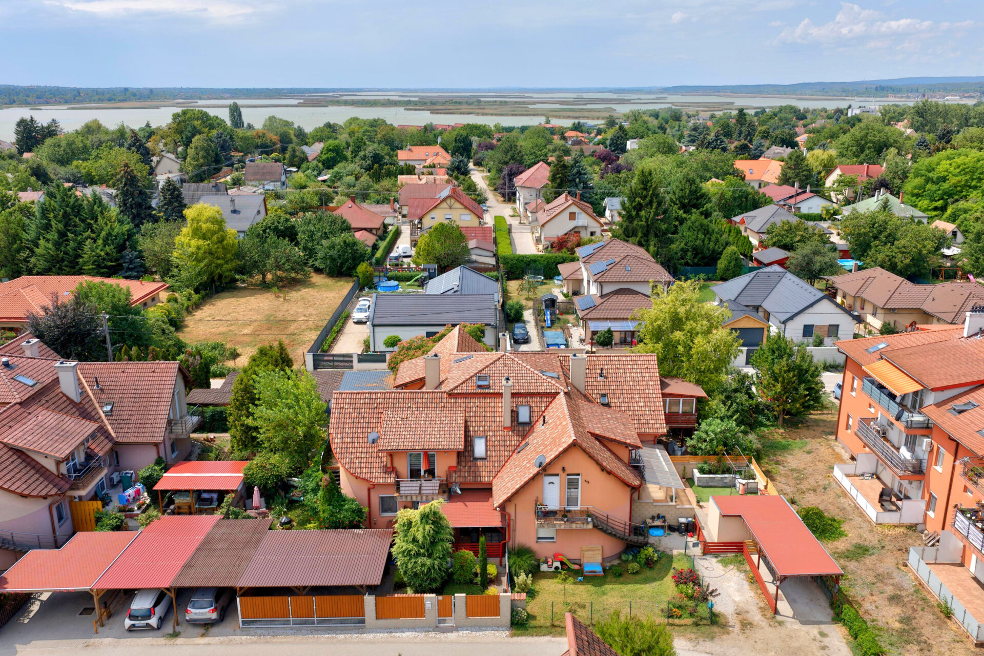 Mit szólnál, ha a Velencei-tó csak 5 perc sétára lenne az otthonodtól?